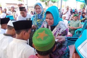 Rini Sardjono saat memberikan kadeudeuh kepada pengantin sunat.